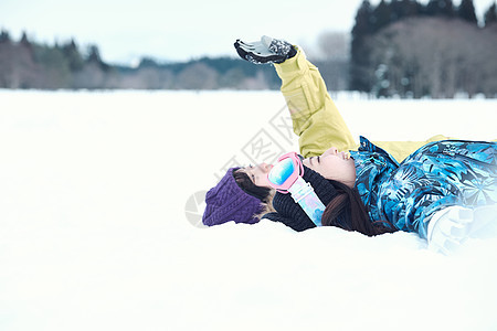 人类女孩仰视滑雪胜地的女人图片