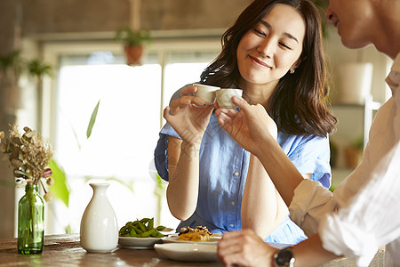 愉快瘦身女士在房间里喝酒的男人和女人图片