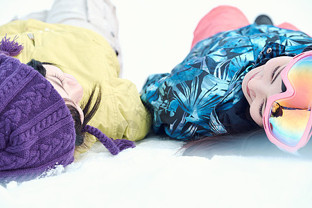 女学生下雪户外玩耍图片