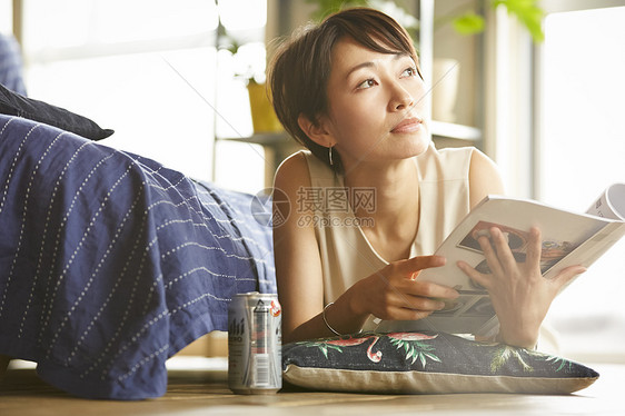 杂志天二十几岁女人在一个房间里喝酒图片