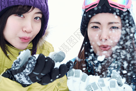 雪坡户外呼吸滑雪胜地的女人图片