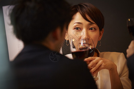 红酒杯女士们葡萄酒杯工作的人喝酒图片