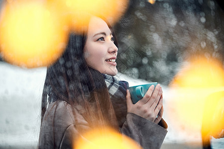 美女孤独的闪烁享受在雪的妇女茶时间图片