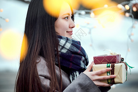 恋爱下降丰胸有礼物的女人高清图片