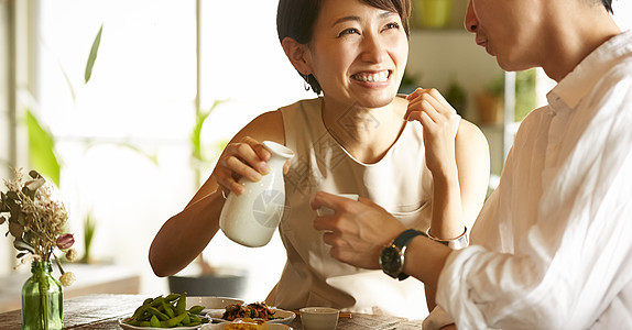 二十几岁双人假日在房间里喝酒的男人和女人图片