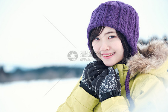 室外休闲高兴滑雪胜地的女人图片
