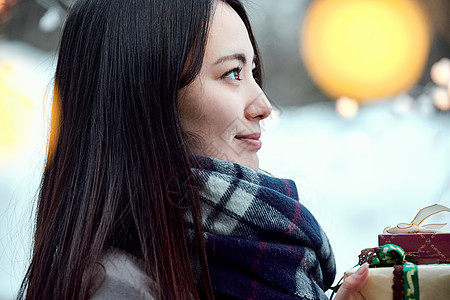 带来轻浅有礼物的女人图片