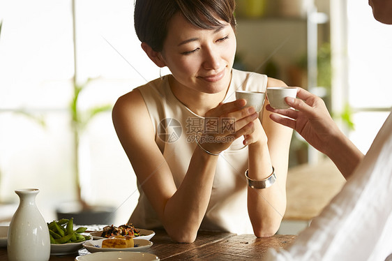 青年男女聚会喝酒图片