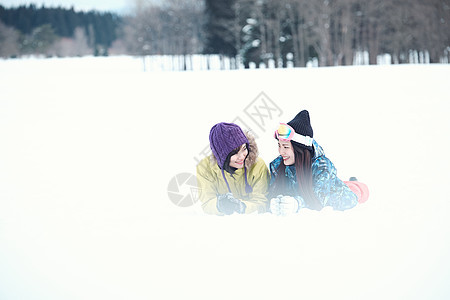 快乐女士愉快滑雪胜地的女人图片