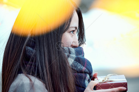 等复制空间火花有礼物的女人图片