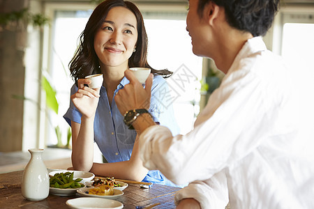 青年男女聚会喝酒图片