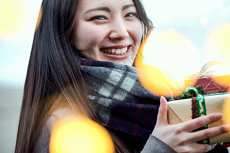 展示情侣干净有礼物的女人图片