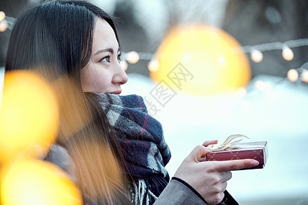 笑脸闪耀肖像有礼物的女人图片