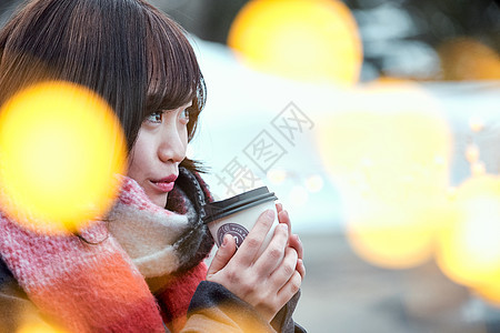 光线肖像饮料享受在雪的妇女茶时间图片