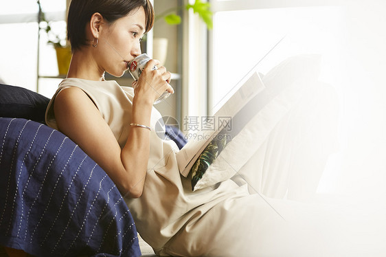 在家喝日本人1人女人在一个房间里喝酒图片