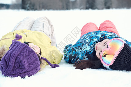 躺在雪地上的滑雪旅行者图片