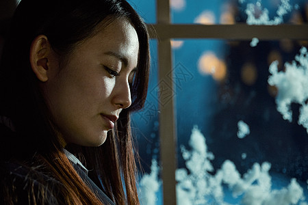 安静沉思的女人图片