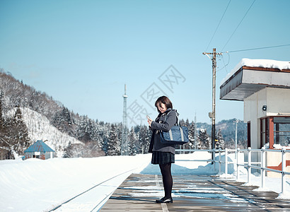 高中女孩独自走在雪地里图片