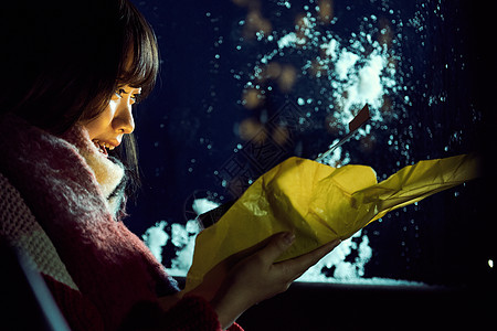 夜晚收到礼物惊喜的女人图片