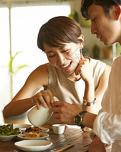 轰趴吃日本酒在房间里喝酒的男人和女人图片