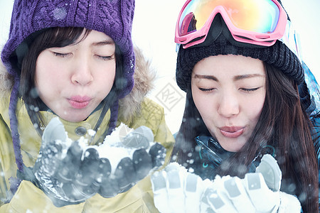 滑雪板遵守旅游滑雪胜地的女人图片