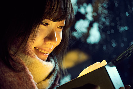 少女户内横梁有礼物的女人图片