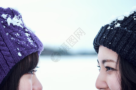 冬季运动帽子脸滑雪胜地的女人图片