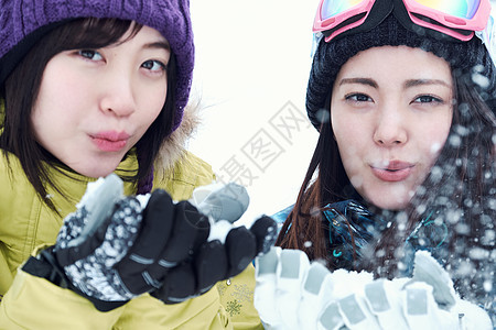 年轻人青少年遵守滑雪胜地的女人图片