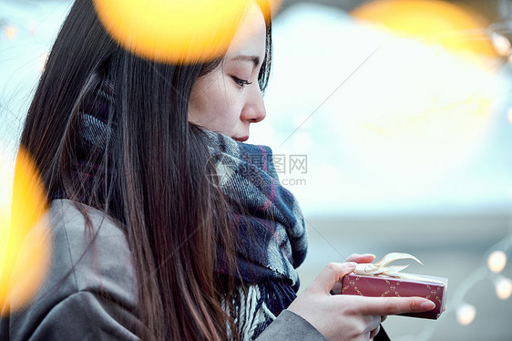 闪烁横梁半身照有礼物的女人图片