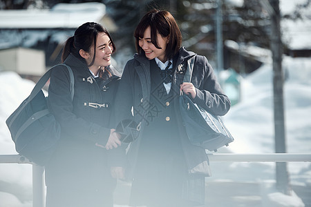 冬天等女孩们高中女孩在多雪的图片