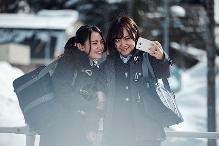 法院智能手机高中生高中女孩在多雪的图片