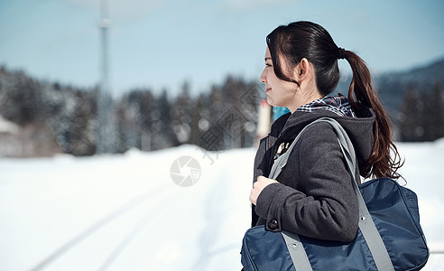 晴朗胸像空白部分高中女孩在多雪的图片