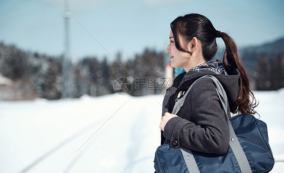 晴朗胸像空白部分高中女孩在多雪的图片