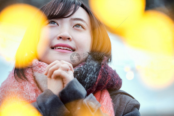 文稿空间异恋女人站立在雪的妇女图片