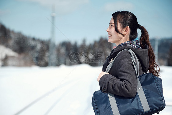 火车站制服等高中女孩在多雪的图片