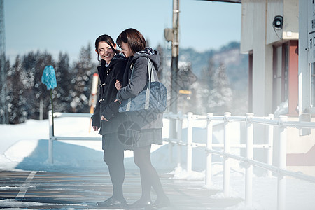 日本人站火车高中女孩在多雪的图片