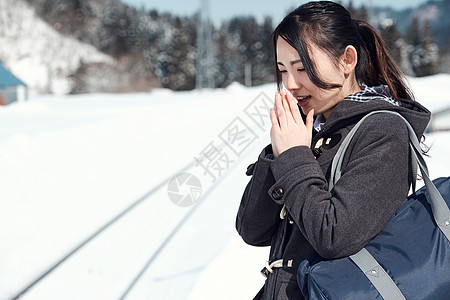 校道年轻人房屋高中女孩在多雪的背景图片