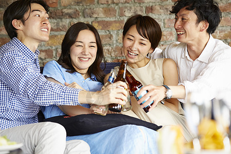 亚洲人亲热沙发人们享受家庭聚会高清图片