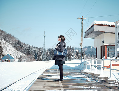 边路外套冬高中女孩在多雪的图片