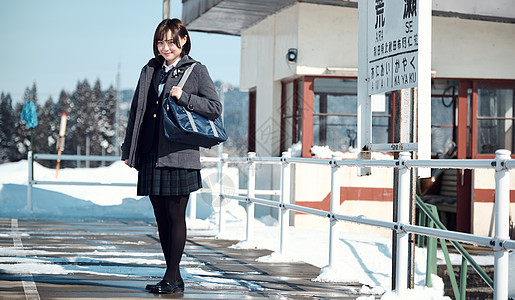 人类优良车站高中女孩在多雪的图片