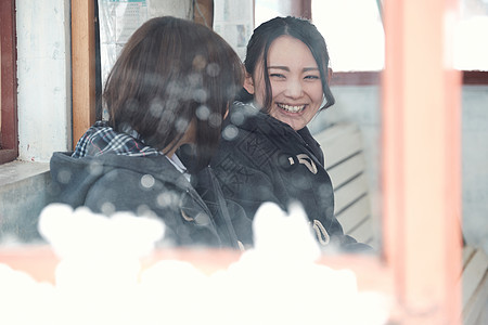 校道两个人少女高中女孩在多雪的背景图片
