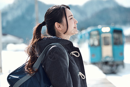 青春早晨人物高中女孩在多雪的图片