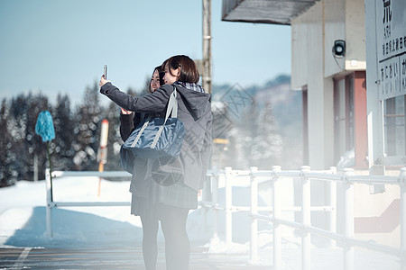 冬制服女生高中女孩在多雪的图片