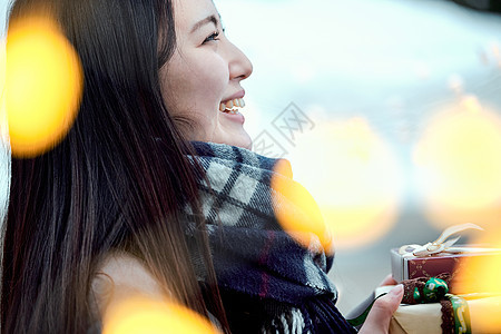 年轻照明1人有礼物的女人图片