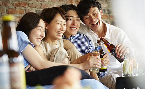 上半身酒青年人们享受家庭聚会图片