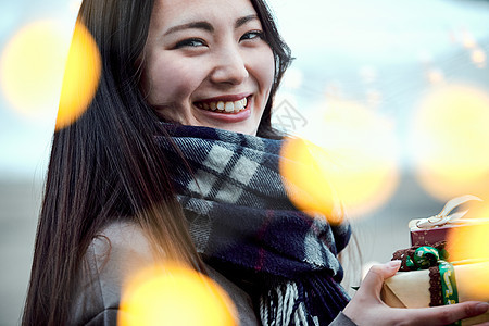 日本人1人半身照有礼物的女人图片