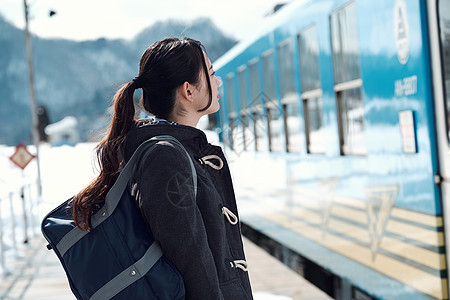 火车站亚洲清澈高中女孩在多雪的图片