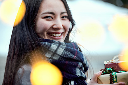 乔科省女彩灯有礼物的女人图片