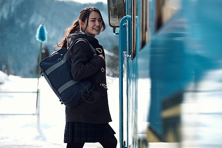 制服电气列车空白部分高中女孩在多雪的图片