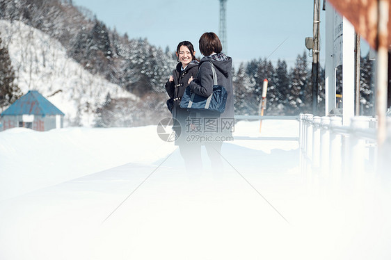 球场外套火车站高中女孩在多雪的图片